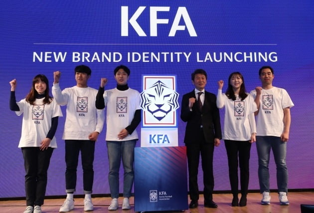 5일 오전 서울 광화문 KT스퀘어에서 열린 대한축구협회(KFA) 브랜드 아이덴티티 발표 행사에서 정몽규 회장과 신입 직원들이 새 앰블럼과 함께 기념촬영을 하고 있다. 2020.2.5 [사진=연합뉴스]