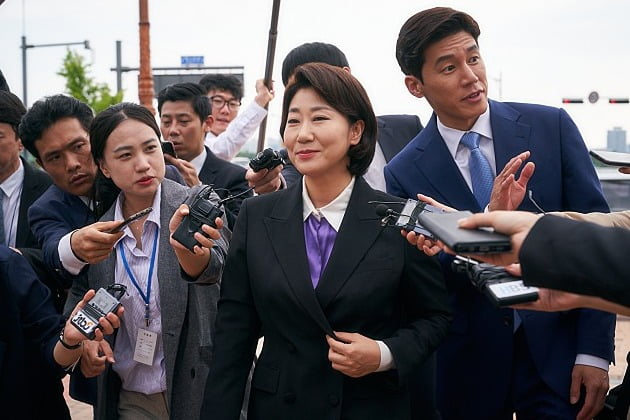 인터뷰+ㅣ"정치, 모르지만…" 라미란이 영화 '정직한 후보'를 택한 이유