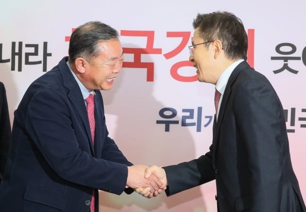 황교안 자유한국당 황교안 대표가 6일 국회에서 바른미래당을 탈당해 한국당에 입당할 예정인 이찬열 의원을 만나 반갑게 악수하고 있다. 2020.2.6 [사진=연합뉴스]