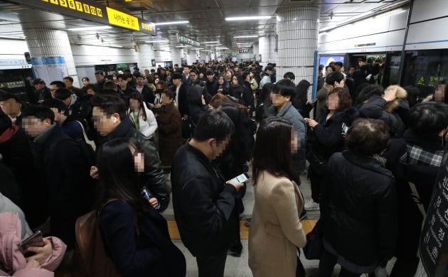 서울 충무로역 에스컬레이터 화재, 1시간여 무정차 통과