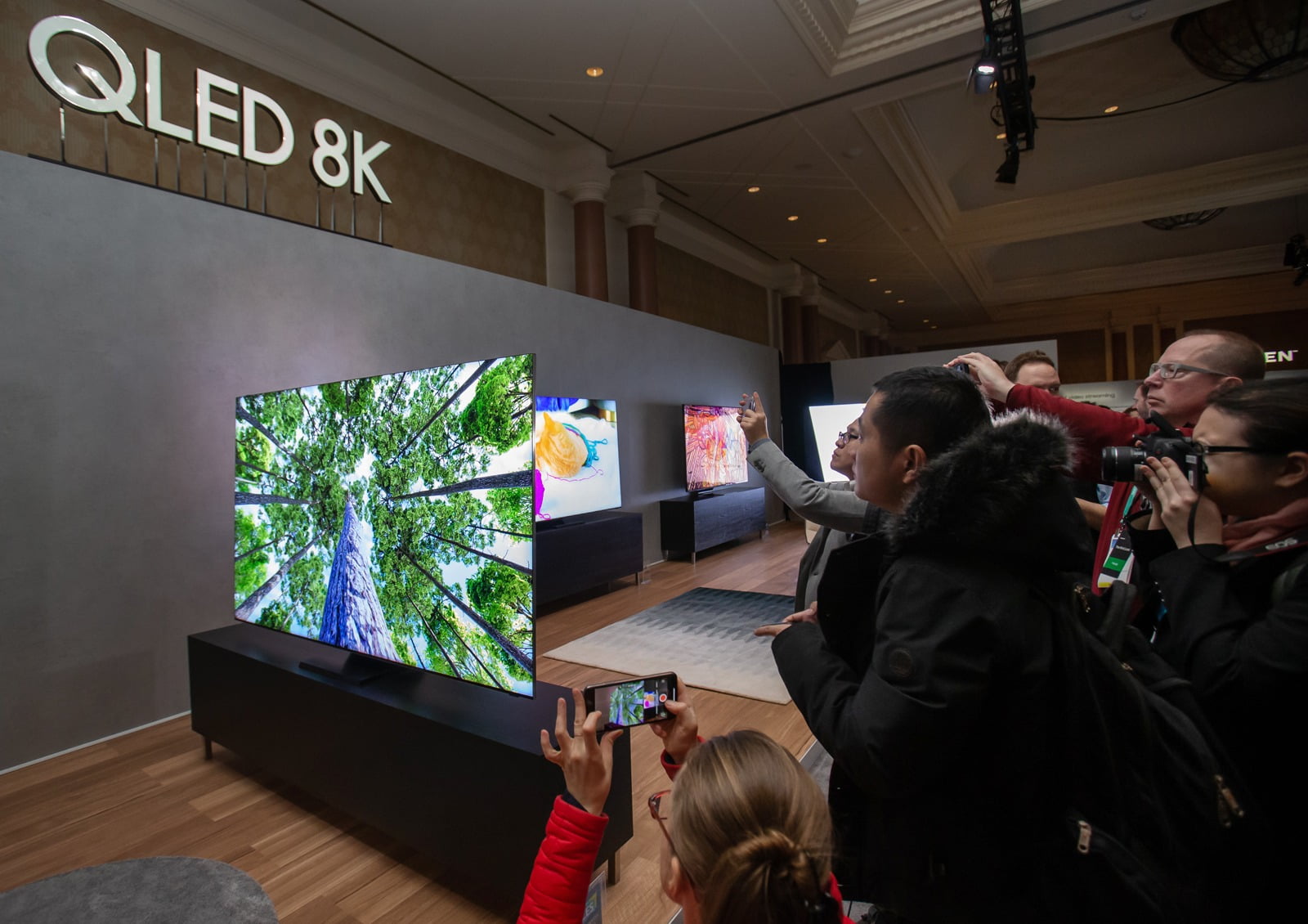 지난달 5일 미국 라스베이거스에서 열린 삼성 퍼스트 룩 행사에 참가한 전 세계 기자들이 삼성전자 2020년형 QLED 8K 신제품의 15mm 초슬림 디자인 슬림의 살펴보고 있다/사진제공=삼성전자