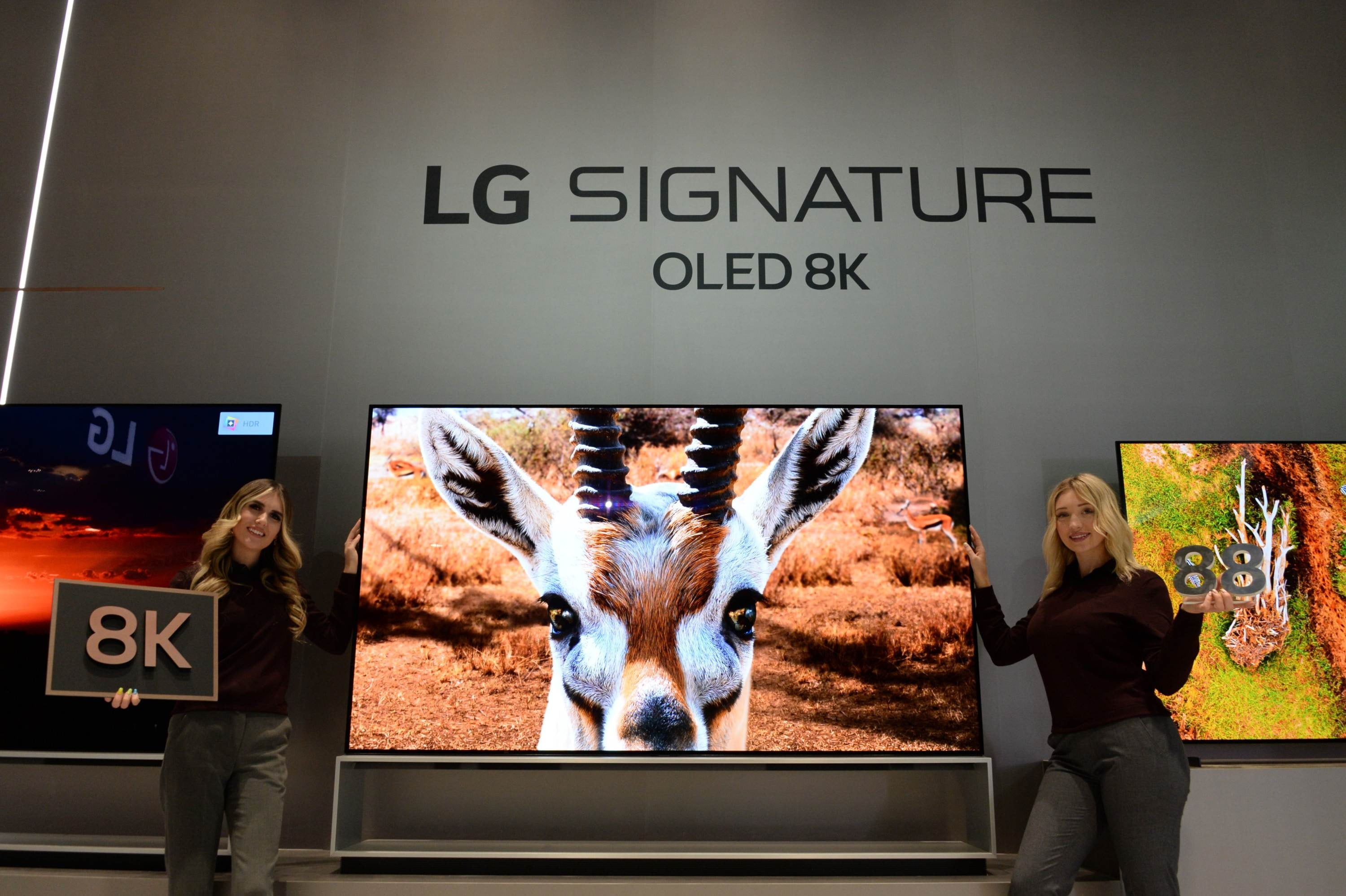LG전자가 지난달 7일(현지시간)부터 美 라스베이거스에서 열린 CES 2020에서 올레드 기술 리더십을 기반으로 TV 신제품을 대거 선보였다. LG전자 모델들이 인공지능 프로세서 ‘알파9 3세대(α9 Gen3)’를 탑재한 88형 'LG 시그니처 올레드 8K' 신제품을 소개하고 있다/사진제공=LG전자