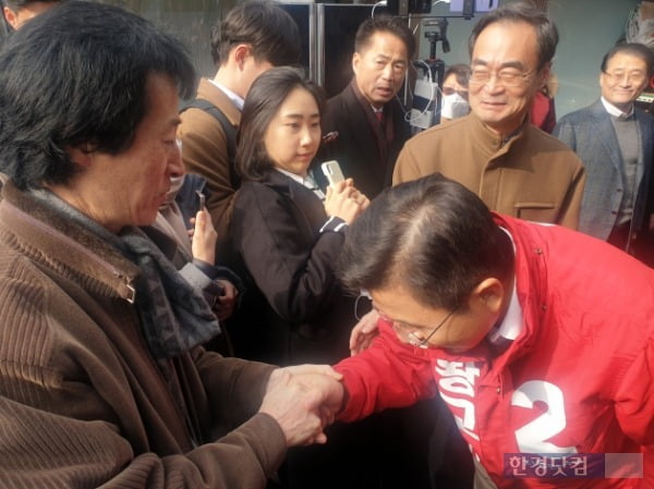 황교안 자유한국당 대표가 13일 오후 서울 종로구 창신동 삼일아파트 뒷골목을 찾아 선거 유세를 진행했다. 사진은 한 시민과 악수를 하고 있는 황 대표의 모습 /사진=조준혁 한경닷컴 기자