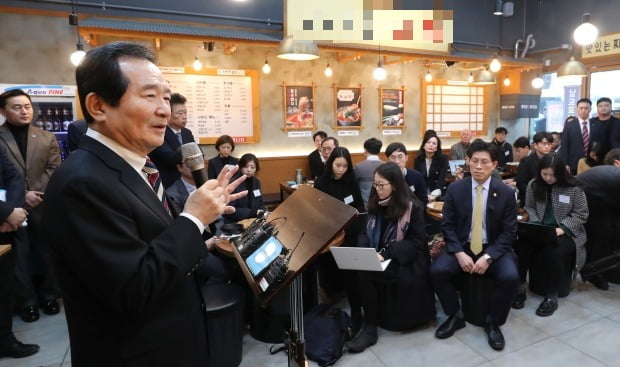 정세균 국무총리가 14일 세종시의 한 식당에서 열린 출입기자단 오찬간담회에서 발언하고 있다. /총리실 제공 