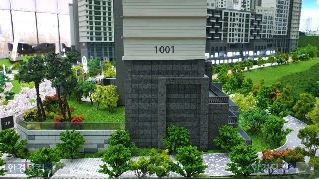 '위례신도시 중흥S-클래스' 의 1001동 모형도. 단차를 이용해 테라스하우스들을 배치했다. (사진 김하나 기자)