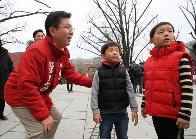 황교안 자유한국당 황교안 대표가 15일 오후 서울 종로구 마로니에 공원에서 아이들과 이야기를 나누고 있다. 2020.2.15 [사진=연합뉴스]