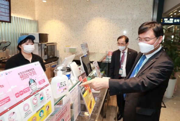 구본환 사장(오른쪽)이 14일 인천공항 제1여객터미널 식음료 매장을 방문해 코로나19 확산 방지를 위해 위생관리, 방역상황 등 대응 상황을 점검하고 있다. 인천공항공사 제공