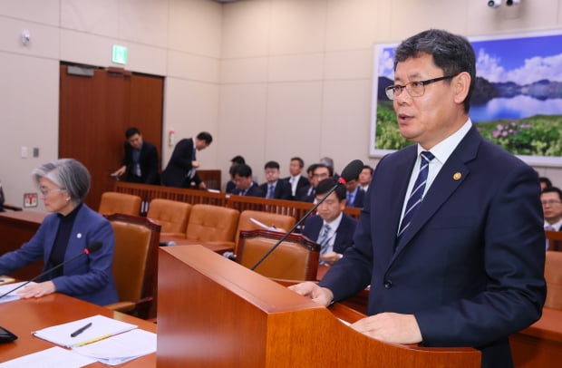 김연철 통일부 장관이 18일 국회 외교통일위원회 전체회의에서 업무보고를 하고 있다. /연합뉴스