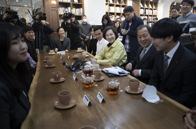 18일 오후 서울 한국외대 교수회관의 한 카페에서 유은혜 부총리 겸 교육부 장관이 코로나19(신종 코로나바이러스 감염증) 관련 현장간담회를 하고 있다. 2020.2.18 [사진=연합뉴스]