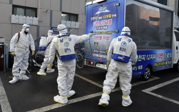 19일 대구시 남구 대명동 신천지 대구교회 인근에서 남구청 보건소 관계자가 방역작업을 하고 있다. 해당 종교시설에 다니던 신자들 가운데 신종 코로나바이러스 감염증 확진자가 다수 나온 것으로 이날 확인됐다. 2020.2.19 [사진=대구 남구청]