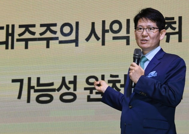 강성부 KCGI 대표가 20일 서울 여의도 글래드 호텔에서 열린 '한진그룹 정상화를 위한 주주연합 기자간담회'에서 한진그룹의 문제와 향후 경영 참여 방침을 발표하고 있다. 사진=신경훈 한국경제신문 기자 khshin@hankyung.com