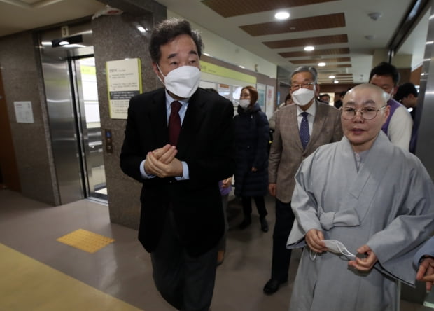 이낙연 "본인과 배우자 코로나 감염증 검사 실시할 것…증상은 없어"