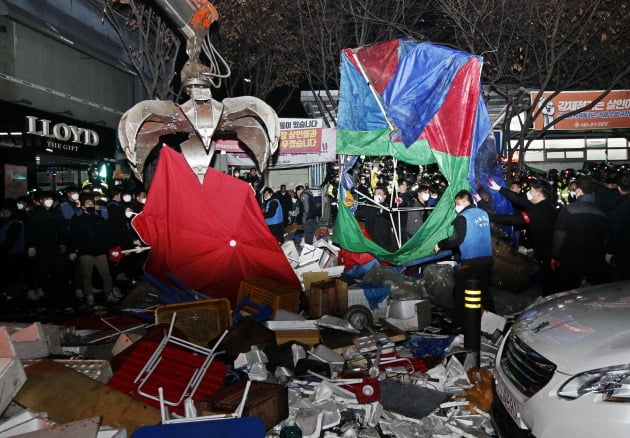 21일 오전 동작구청 직원들과 용역업체 직원들이 서울 동작구 노량진동 노량진역에 있는 옛 노량진수산시장 상인들의 노점을 철거하고 있다. 연합뉴스