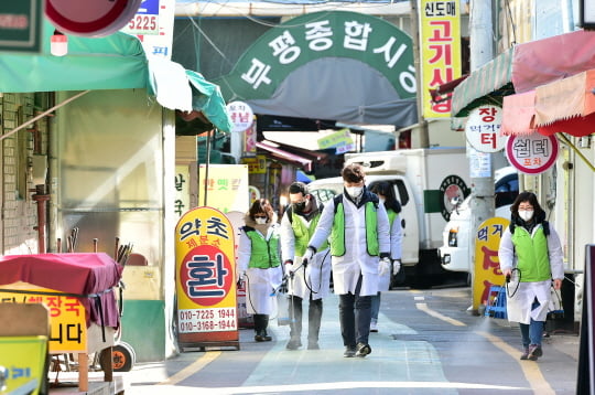 인천시 부평구 관계자들이 코로나19 확진자가 다녀간 부평종합시장을 긴급 방역하고 있다. 인천시 제공