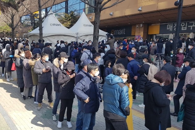  24일 오전 대구 이마트 만촌점 앞에서 시민들이 마스크를 사려고 줄지어 서 있다. 사진=연합뉴스