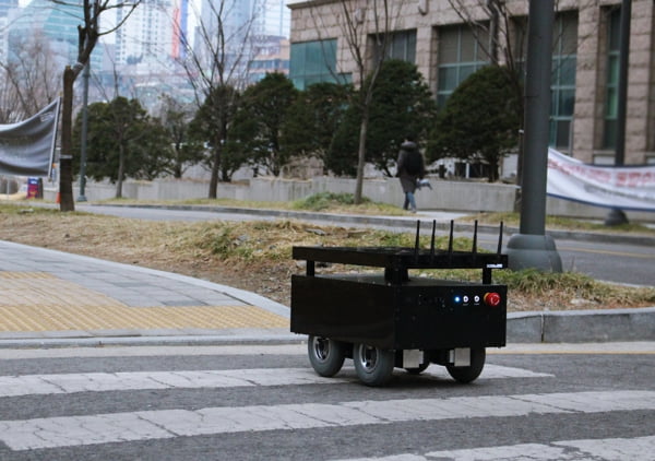 도구공간 자율주행 로봇이 야외주행을 실시하고 있다. 도구공간 제공