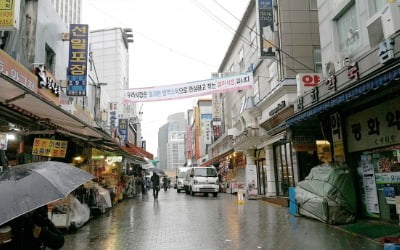 [현장+] 손님 "손 세정제도 없나"…상인 "그 값도 못 번다"