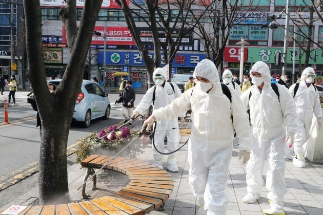 경남 창원시가 26일을 '코로나19 확산방지 일제 대방역의 날'로 정해 대대적인 방역에 나섰다. 허성무 시장 등 공무원 1천여명이 방역 차량 99대, 방역장비 500여대를 동원해 시내 곳곳을 방역하고 있다. 2020.2.26 [사진=창원시 제공]