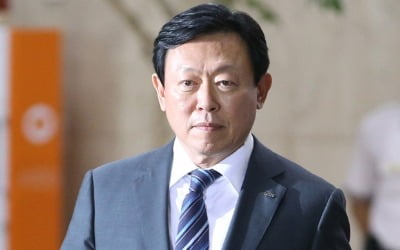 신동빈, 호텔롯데 대표이사직 사임…호텔롯데 상장 대비 분석