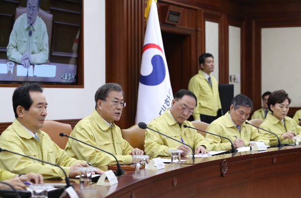 문재인 대통령이 신종 코로나바이러스 감염증 대응 종합 점검회의에서 발언하고 있다.(사진-연합뉴스)