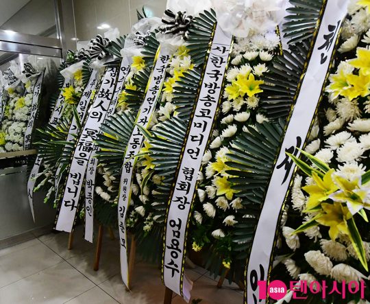 인천 연수성당 장례식장에 마련된 코미디언 임희춘 씨의 빈소 앞에 놓여진 화환.