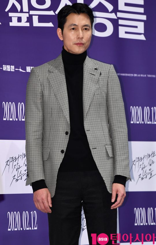 배우 정우성이 3일 오후 서울 강남구 삼성동 메가박스 코엑스에서 열린 영화 ‘지푸라기라도 잡고 싶은 짐승들’ 언론시사회에 참석하고 있다.