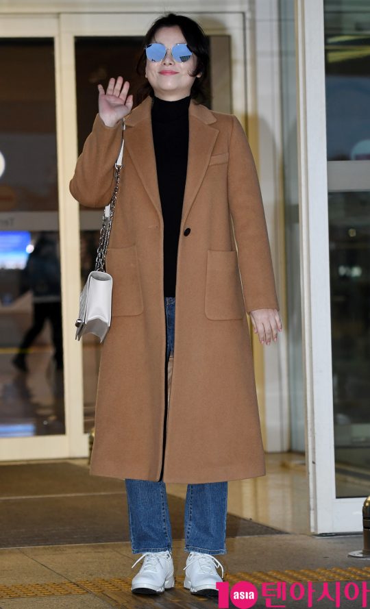 배우 장혜진이 7일 오후 영화 ‘기생충’으로 미국 아카데미 시상식에 참석차 인천국제공항을 통해 미국으로 출국하고 있다.
