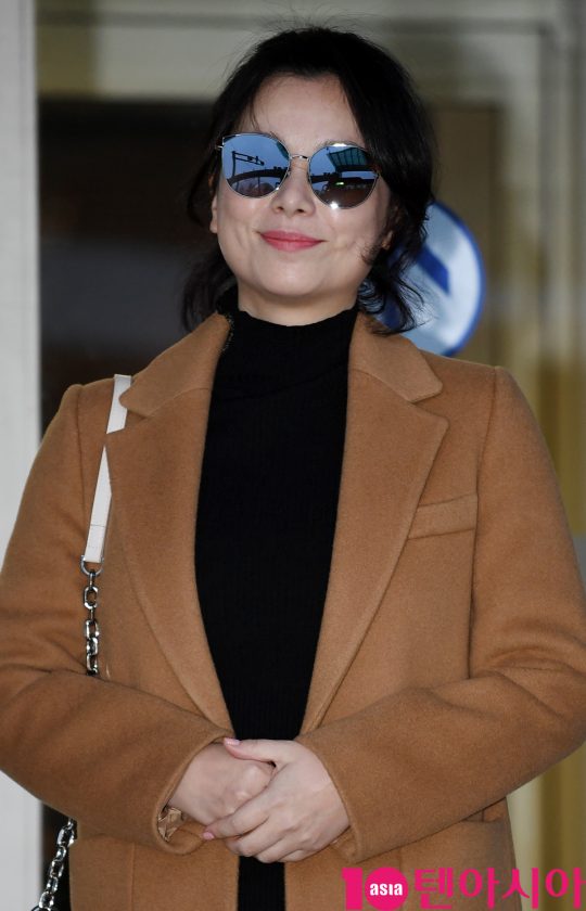 배우 장혜진이 7일 오후 영화 ‘기생충’으로 미국 아카데미 시상식에 참석차 인천국제공항을 통해 미국으로 출국하고 있다.