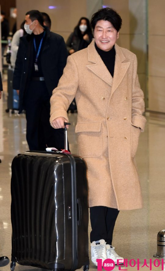 배우 송강호가 12일 오전 영화 ‘기생충’으로 미국 제92회 아카데미 시상식을 마치고 인천국제공항을 통해 입국하고 있다.