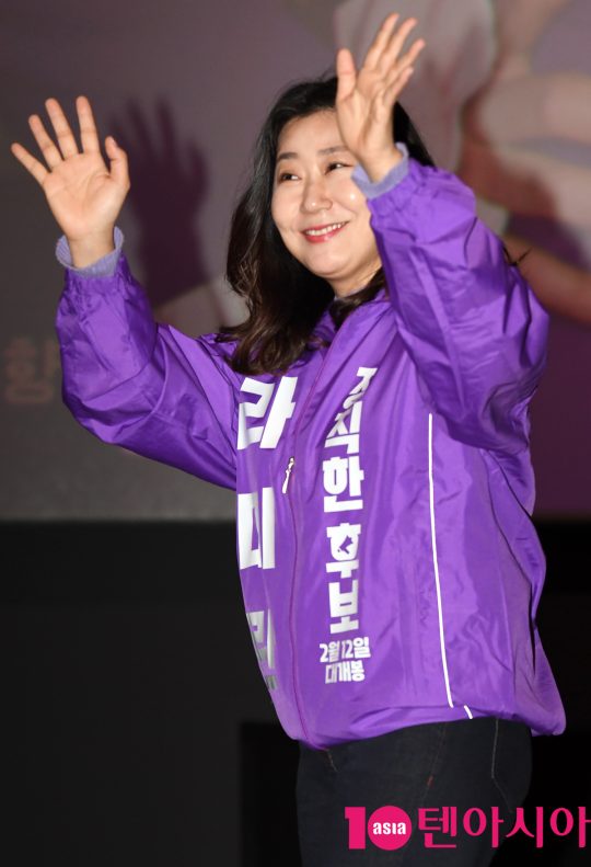 배우 라미란이 22일 오후 서울 방화동 롯데시네마 김포공항점에서 열린 영화 ‘정직한 후보’ 무대인사에 참석하고 있다.