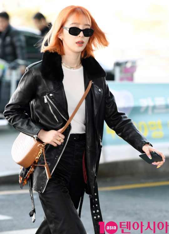 모델 아이린이 24일 오전 파리 패션위크 참석차 인천국제공항을 통해 프랑스로 출국하고 있다.