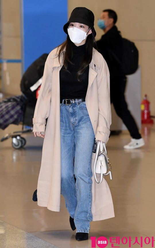 가수 청하가 24일 프랑스 화보촬영을 마치고 인천국제공항을 통해 입국하고 있다.