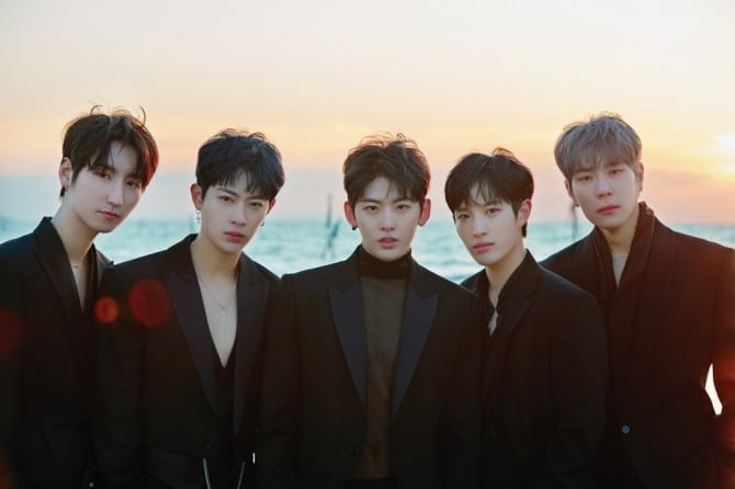 UNVS(유엔브이에스), 데뷔 쇼케이스 성료…25일 ‘더쇼’서 음악방송 첫 무대