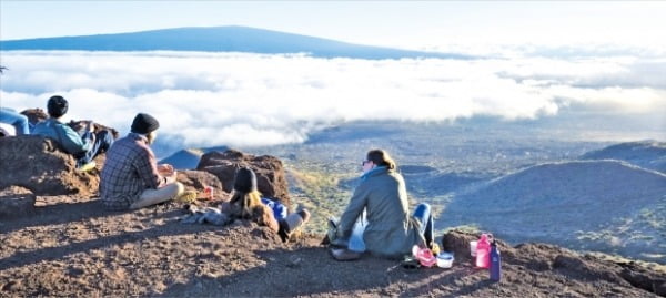 하와이에서 가장 높은 해발 4207m 마우나 케아 정상. 장엄한 일몰 풍경을 감상하기 위해 많은 관광객들이 즐겨 찾는 곳이다. 