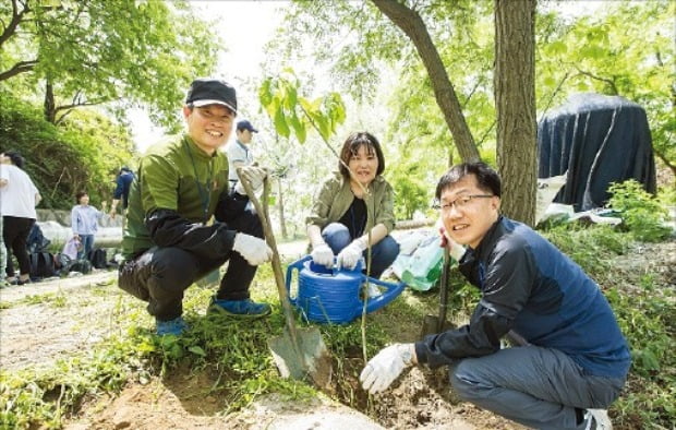 효성과 협력회사 직원들이 지난해 5월 서울 마포 상암공원에서 ‘상생 나무’ 심기를 하고 있다. 효성  제공 