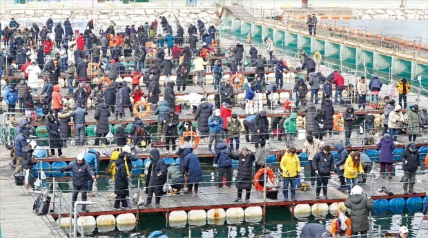 산천어 축제에 몰린 강태공들 