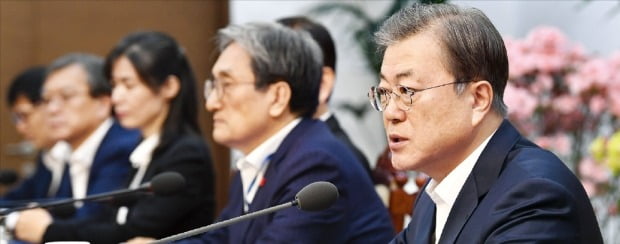 문재인 대통령이 3일 청와대 여민관에서 열린 수석보좌관 회의에서 인사말을 하고 있다.  /허문찬  기자  sweat@hankyung.com 