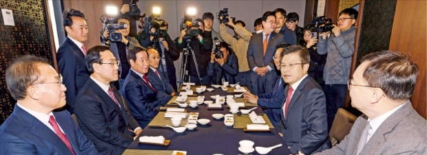 황교안 자유한국당 대표가 4일 서울 여의도의 한 음식점에서 대구 지역 의원들과 회동하고 있다. 왼쪽부터 시계방향으로 윤재옥 주호영 곽대훈 추경호 김상훈 의원, 황 대표, 강효상 의원.  /연합뉴스 