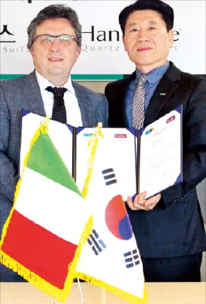 유정석 현대L&C 대표(오른쪽)가 최근 서울 중구 본사에서 지안카를로 크레스타니 브레튼 부사장과 엔지니어드 스톤 생산설비를 도입하는 내용의 계약을 체결했다.  현대L&C 제공 
