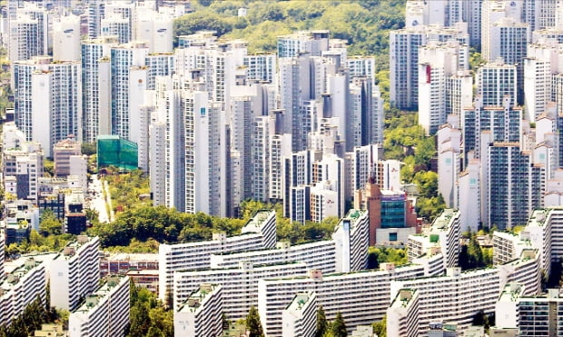 가파르게 오른 보유세를 내기 위해 전세보증금과 함께 매달 월세를 받는 보증부월세(반전세) 거래가 늘고 있다. 서울 강남구 일대 아파트 단지.  한경DB 