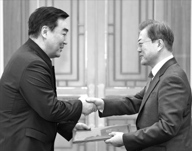 문재인 대통령이 7일 청와대에서 싱하이밍 신임 주한 중국대사(왼쪽)로부터 신임장을 받은 뒤 악수하고 있다.  허문찬 기자 sweat@hankyung.com 