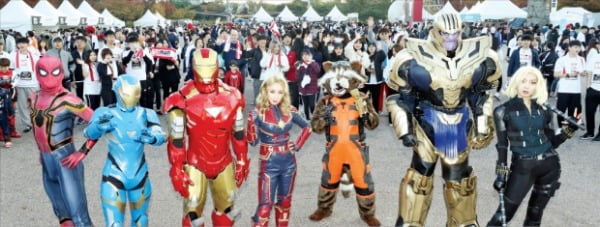 월트디즈니컴퍼니 코리아는 작년 10월 서울 여의도공원에서 인기 시리즈인 마블을 주제로 ‘마블런2019’ 행사를 열었다. 마블 히어로 분장을 한 배우들이 참가자들과 기념촬영하고 있다.  한경DB 