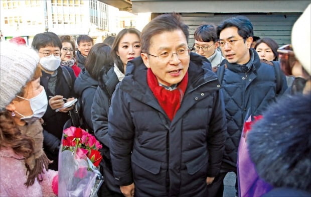 황교안 자유한국당 대표(가운데)가 9일 종로구 젊음의 거리를 방문해 시민들과 인사하고 있다.  /연합뉴스 