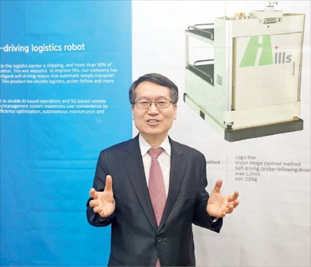 박명규 힐스엔지니어링 대표가 수원 광교 사무실에서 자율주행 물류로봇에 대해 설명하고 있다. 