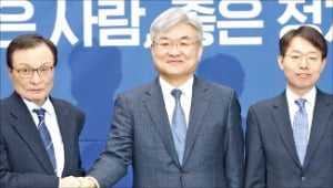 이해찬 더불어민주당 대표(왼쪽)가 11일 국회에서 19번째, 20번째 영입 인재인 이경수 국제핵융합실험로 부총장(가운데), 최기상 전 서울북부지방법원 판사와 기념촬영하고 있다.  연합뉴스 