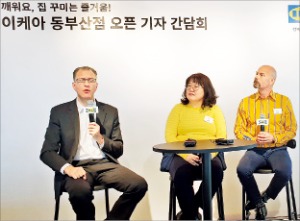 이케아는 13일 부산 기장군에 동부산점을 연다. 프레드릭 요한손 이케아코리아 대표(왼쪽부터)와 이수정 이케아 동부산 부점장, 매그너스 노르베리 동부산점장.  /김태현  기자 