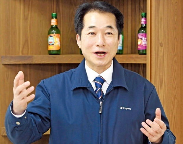 이의성 하이트진로 전무가 지난 12일 서울 청담동 본사에서 한국경제신문과 인터뷰하고 있다. 김범준기자 bjk07@hankyung.com 