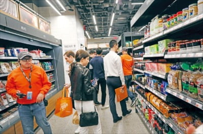 출구로 나가면 구매한 물건이 자동 결제되는 미국 ‘아마존고(Amazon Go)’ 매장에서 소비자들이 쇼핑하고 있다. 한경DB