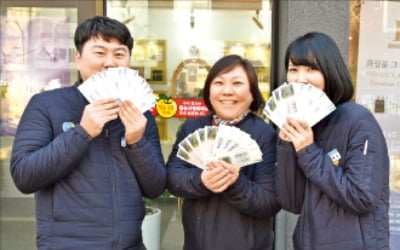 지자체, 지역경제 살리기 안간힘…군수부터 막내 공무원까지 "월급 쪼개 지역화폐 구입"