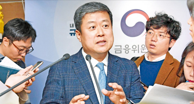 금융위원회와 금융감독원은 라임 사태가 터진 지 7개월여 만인 14일 라임의 환매 중단 펀드에 대한 손실 규모와 중간검사 결과, 향후 제도 개선안을 발표했다. 김정각 금융위 자본시장국장이 정부서울청사에서 브리핑한 뒤 기자들의 질문에 답하고 있다.  신경훈 기자 khshin@hankyung.com 